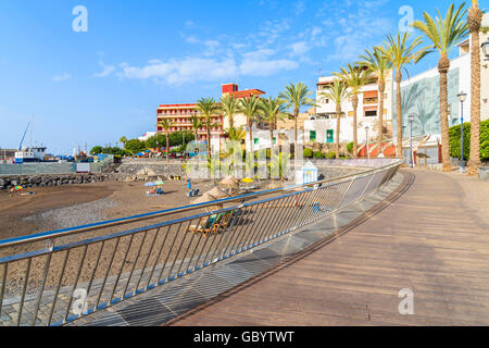 Küstenpromenade entlang einem tropischen Strand in der Stadt San Juan auf Teneriffa, Kanarische Inseln, Spanien Stockfoto