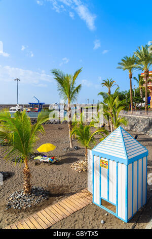 Strand von SAN JUAN, Teneriffa - 15. November 2015: Ein Blick auf tropischen Strand in San Juan Stadt an der Südküste von Teneriffa, Kanarische Inseln, Stockfoto