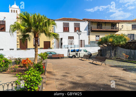 Quadrat mit tropischen Pflanzen und typischen kanarischen Stil Gebäude in der Altstadt von Garachico, Teneriffa, Kanarische Inseln, Spanien Stockfoto