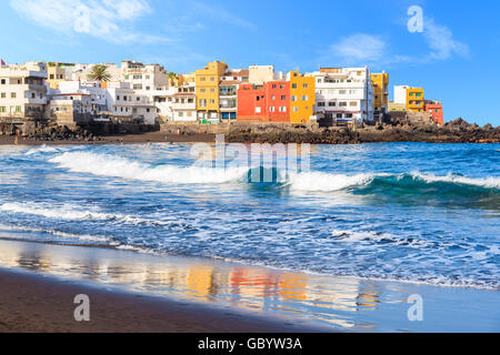 Blick auf die bunten Häuser von Punta Brava vom Strand in Puerto De La Cruz, Teneriffa, Kanarische Inseln, Spanien Stockfoto