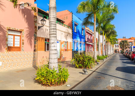 Bunte Häuser und Palmen auf Straße in Puerto De La Cruz Stadt, Teneriffa, Kanarische Inseln, Spanien Stockfoto