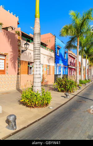 Bunte Häuser und Palmen auf Straße in Puerto De La Cruz Stadt, Teneriffa, Kanarische Inseln, Spanien Stockfoto