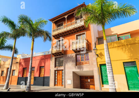 Bunte Häuser und Palmen auf Straße in Puerto De La Cruz Stadt, Teneriffa, Kanarische Inseln, Spanien Stockfoto