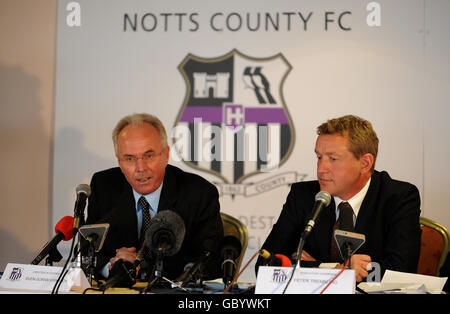 Sven Goran Eriksson, neuer Fußballdirektor von Notts County (links) Und Executive Chairman Peter zitternd während der Pressekonferenz in Meadow Lane Stockfoto