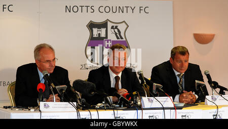 Sven Goran Eriksson (links), der neue Fußballdirektor von Notts County, Peter Trembling, Executive Chairman und Ian McParland während der Pressekonferenz in der Meadow Lane Stockfoto