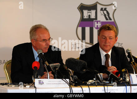 Sven Goran Eriksson, neuer Fußballdirektor von Notts County (links) Und Executive Chairman Peter zitternd während der Pressekonferenz in Meadow Lane Stockfoto