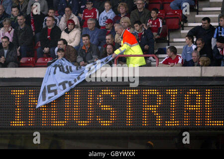 Fußball - Coca-Cola Football League Championship - Nottingham Forest / Watford. Die Fans von Nottingham Forest sind gezwungen, ein Banner zu entfernen, das ihre Frustration über die aktuelle Liga des Clubs zeigt Stockfoto