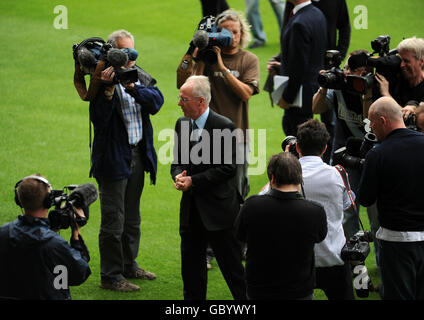 Fußball - Coca-Cola Football League Two - Notts County Pressekonferenz - Sven Goran Eriksson Ankündigung - Meadow Lane. Sven Goran Eriksson (Mitte), neuer Fußballdirektor von Notts County, posiert während der Pressekonferenz in der Meadow Lane für Fotografen Stockfoto