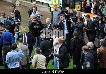 Fußball - Coca-Cola Football League Two - Notts County Pressekonferenz - Sven Goran Eriksson Ankündigung - Meadow Lane. Sven Goran Eriksson (Mitte), neuer Fußballdirektor von Notts County, posiert während der Pressekonferenz in der Meadow Lane für Fotografen Stockfoto