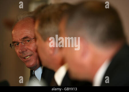 Der neue Fußballdirektor von Notts County Sven Goran Eriksson mit vorsitzender Peter Trembling und Manager Ian McParland Stockfoto