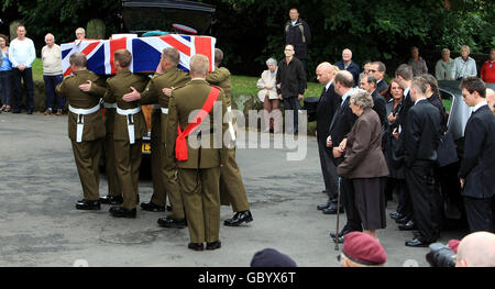 Der Sarg des privaten Robert Laws des 2. Bataillons des Mercischen Regiments wird in die St. John's Church, Bromsgrove, getragen und von seiner Familie für seinen Trauerdienst bewacht. Stockfoto