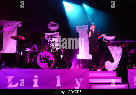 Lily Allen im Konzert - London. Lily Allen tritt im Somerset House im Zentrum von London auf. Stockfoto