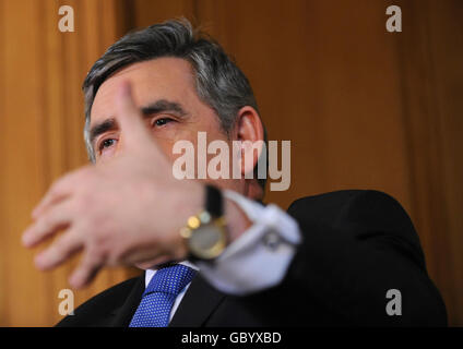 Premierminister Gordon Brown hält seine monatliche Pressekonferenz in Downing Street, London ab, wo er sagte, dass die wirtschaftliche Erholung "nicht als selbstverständlich angesehen werden kann". Stockfoto