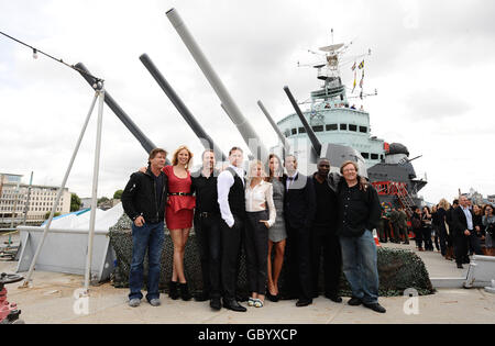 Dennis Quaid, Karolina Kurkova, Director Stephen Sommers, Channing Tatum, Sienna Miller, Rachel Nichols, Marlon Wayans und Adewale Akinnuoye-Agbaje über die HMS Belfast, London, um den neuen Film G.I.Joe zu promoten. Stockfoto