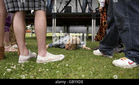 Lauren Laverne spielt die Hauptrolle in einem unbeschwerten Film für die Kampagne „Drink Less Miss Less“ der Wohltätigkeitsorganisation Drinkaware in Finsbury Park, London, um die Menschen dazu zu ermutigen, über ihren Sommertrunk und die Auswirkungen auf ihre Gesundheit und ihr Wohlbefinden nachzudenken. Stockfoto