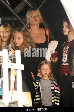 Kate Moss und ihre Tochter Lila Grace sehen Lily Allen beim Konzert im Somerset House im Zentrum von London zu. Stockfoto