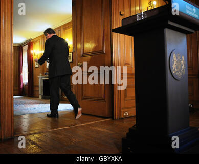 Premierminister Gordon Brown geht nach seiner monatlichen Pressekonferenz in der Downing Street, London, zurück, wo er sagte, dass die wirtschaftliche Erholung "nicht als selbstverständlich angesehen werden kann". Stockfoto