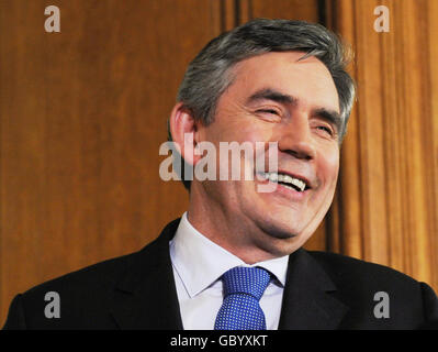 Premierminister Gordon Brown hält seine monatliche Pressekonferenz in Downing Street, London ab, wo er sagte, dass die wirtschaftliche Erholung "nicht als selbstverständlich angesehen werden kann". Stockfoto