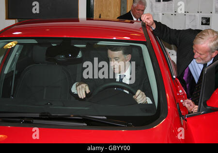 Wirtschaftsminister Lord Mandelson sitzt in einem Auto während einer Tour durch das Vauxhall-Werk in Ellesmere Port, Merseyside. Stockfoto