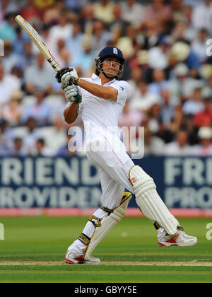 Cricket - The Ashes 2009 - npower Second Test - Tag 1 - England gegen Australien - Lord's. Der englische Alastair Cook schlägt gegen Australien Stockfoto