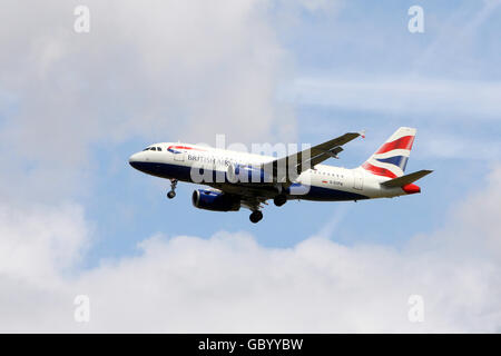 Ein Airbus A319 von British Airways landet am Flughafen Heathrow, Middlesex. DRÜCKEN Sie VERBANDSFOTO. Bilddatum: Montag, 20. Juli 2009. Photo Credit sollte lauten: Steve Parsons/PA Wire Stockfoto