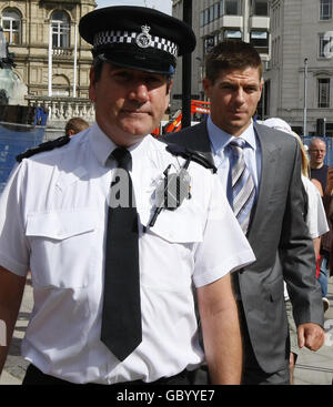 Steven Gerrard, Fußballspieler aus Liverpool und England, kommt am Liverpooler Crown Court an, wo er beschuldigt wird, einen Geschäftsmann in einer Bar angegriffen zu haben. Stockfoto