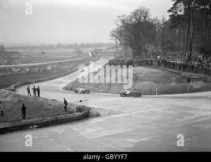 Motorsport - Campbell Trophy Race - Brooklands. Autos, die vom Members Hill auf die alte Strecke kommen, biegen beim Campbell Trophy Race in Brooklands ab. Stockfoto