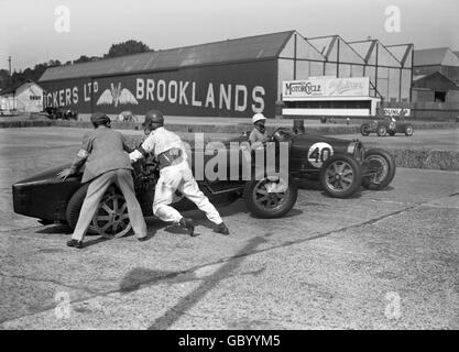 Teddy Rayson in einem Bugatti und Arthur Dobson in einem Bugatti (40) während des British Empire Trophy-Rennens in Brooklands. Stockfoto