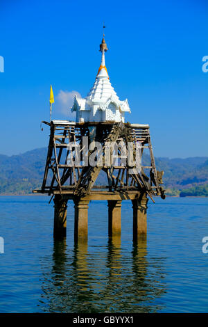 Der versunkene Tempel, Sinking-Tempel, ein berühmtes Wahrzeichen in Sangkhlaburi Bezirk, Kanchanaburi, Thailand Stockfoto