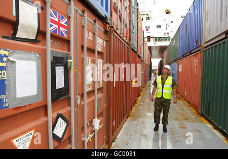 Militärangehörige des 17 Port & Maritime Regiment entladen das moderne Logistikschiff Anvil Point im Marchwood Military Port in der Nähe von Southampton, Hampshire. Stockfoto