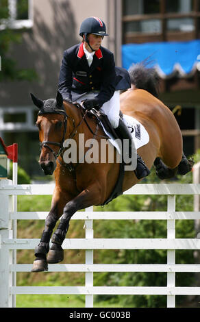 Der britische Ben Maher reitet Robin Hood W während des Meydan FEI Nations Cup of Great Britain auf der Longines Royal International Horse Show in Hickstead, West Sussex. Stockfoto