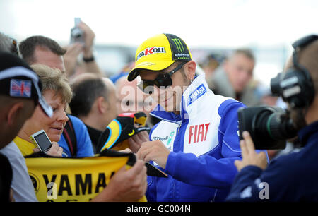 Valentino Rossi vom Fiat Yamaha Team während des Grand Prix Trainingstages im Donington Park, Castle Donington. Stockfoto