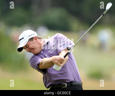 Der US-Amerikaner Fred Funk trifft einen Adler auf dem 18. Loch, um in der zweiten Runde der Mastercard Senior Open im Sunningdale Golf Club, in der Nähe von Sunningdale Golf Club, in der Führung mit 11 unter Par zu enden. Stockfoto