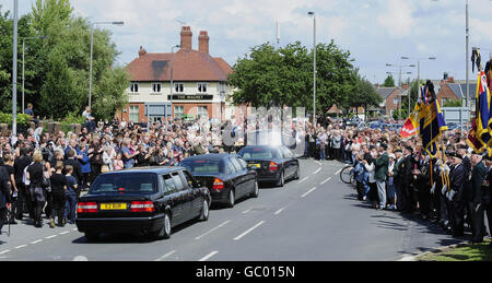 Die Trauerprozession von Rifleman James Backhouse macht seinen Weg durch Castleford, West Yorkshire. Backhouse starb bei einer Explosion in der Nähe von Sangin in der Provinz Helmand am 10. Juli. Stockfoto