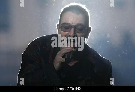 Bono auf der Bühne während des letzten Gigs von U2 im Croke Park in Dublin. Stockfoto