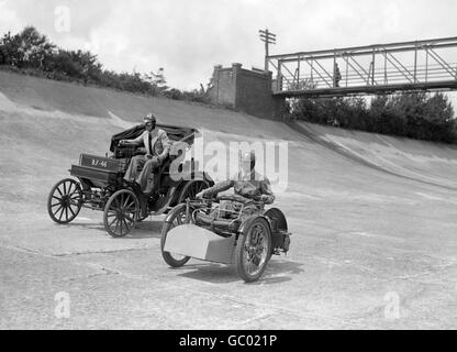 Motorsport - Classic Cars - Brooklands. Alte Autos auf dem Brooklands Track. Stockfoto