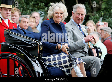 Der Prinz von Wales und die Herzogin von Cornwall verlassen die Sandringham Flower Show nach einer Tour durch die Veranstaltung auf dem Anwesen der Königin in Norfolk. Stockfoto