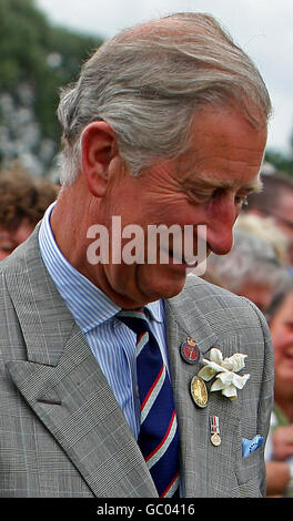 Der Prinz von Wales, der ein Pin-Abzeichen von Help for Heroes trägt, das ihm gegeben wurde, während einer Tour bei der Sandringham Flower Show auf dem Anwesen der Königin in Norfolk. Stockfoto