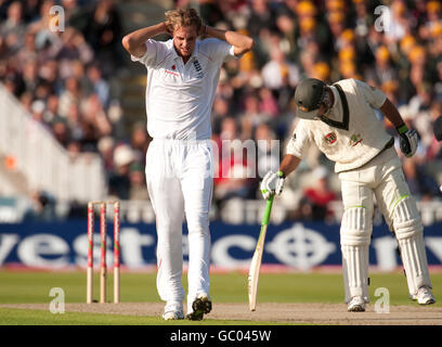 Englands Stuart Broad hält seinen Kopf, nachdem er einen Appell für den australischen Dickicht-Kapitän Ricky Ponting während des dritten Tests in Edgbaston, Birmingham, entlassen hatte. Stockfoto