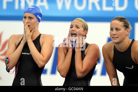 Die britischen Schwimmer (von links) Jazmin Carlin, Caitlin McClatchey und Joanne Jackson warten darauf, als Rebecca Adlington während der FINA-Weltmeisterschaft in Rom, Italien, die letzte Etappe des 4 x 200 m Freistil-Finales der Frauen schwimmt. Stockfoto