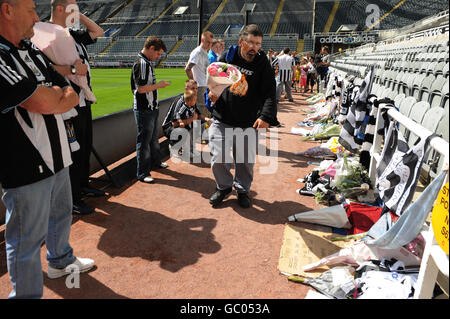 Fußball - Bobby Robson Tributes - St James' Park. Fans von Newcastle United zollen Sir Bobby Robson im St. James' Park in Newcastle Tribut. Stockfoto