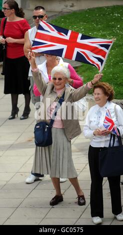 Ein Tom Daley-Anhänger winkt bei einem Bürgerempfang in Plymouth mit der Flagge von Union Jack, nachdem er bei den Weltmeisterschaften im Tauchen in Rom gewonnen hatte. Stockfoto