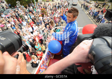 Tom Daley winkt der Menge zu, während er auf einer offenen Busrundfahrt durch Plymouth nach seinem Sieg bei den World Diving Championships in Rom ist. Stockfoto