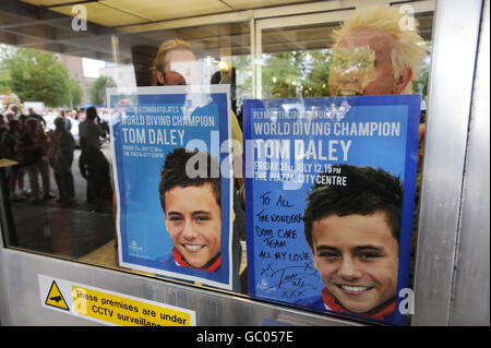 Plakate, die für Tom Daley nach seinem Sieg bei den World Diving Championships in Rom einen öffentlichen Empfang in Plymouth bewirbt. Stockfoto