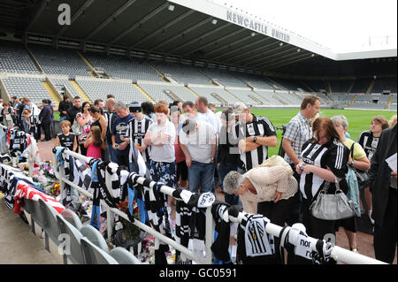 Fußball - Bobby Robson Tributes - St James' Park. Fans von Newcastle United zollen Sir Bobby Robson im St. James' Park in Newcastle Tribut. Stockfoto