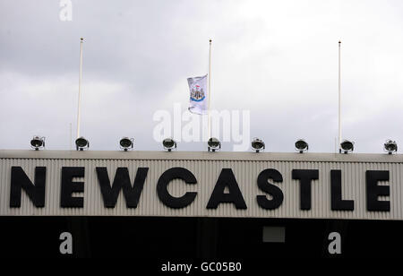 Fußball - Bobby Robson Tributes - St James' Park. Die Flagge von Newcastle United fliegt am halben Mast zu Ehren von Sir Bobby Robson im St James' Park, Newcastle. Stockfoto