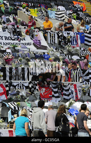 Tausende hinterlassen Ehrungen in Erinnerung an Sir Bobby Robson im St James Park, der Heimat von Newcastle United. Stockfoto