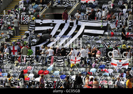 Tausende hinterlassen Ehrungen und unterschreiben ein riesiges Newcastle United-Shirt zum Gedenken an Sir Bobby Robson im St James Park, der Heimat von Newcastle United. Stockfoto