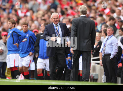 Rangers-Manager Walter Smith schüttelt Arsenal-Manager Arsene Wenger nach dem Emirates-Cup-Spiel im Emirates Stadium, London, die Hand. Stockfoto