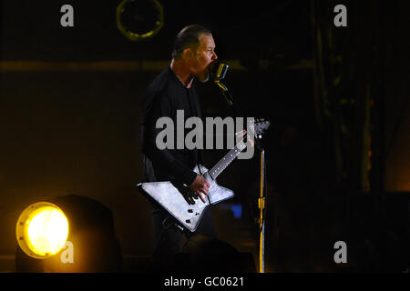 James Hetfield von Metallica spielt live auf der Bühne am 2. Tag des Sonisphere Festivals im Knebworth. Stockfoto